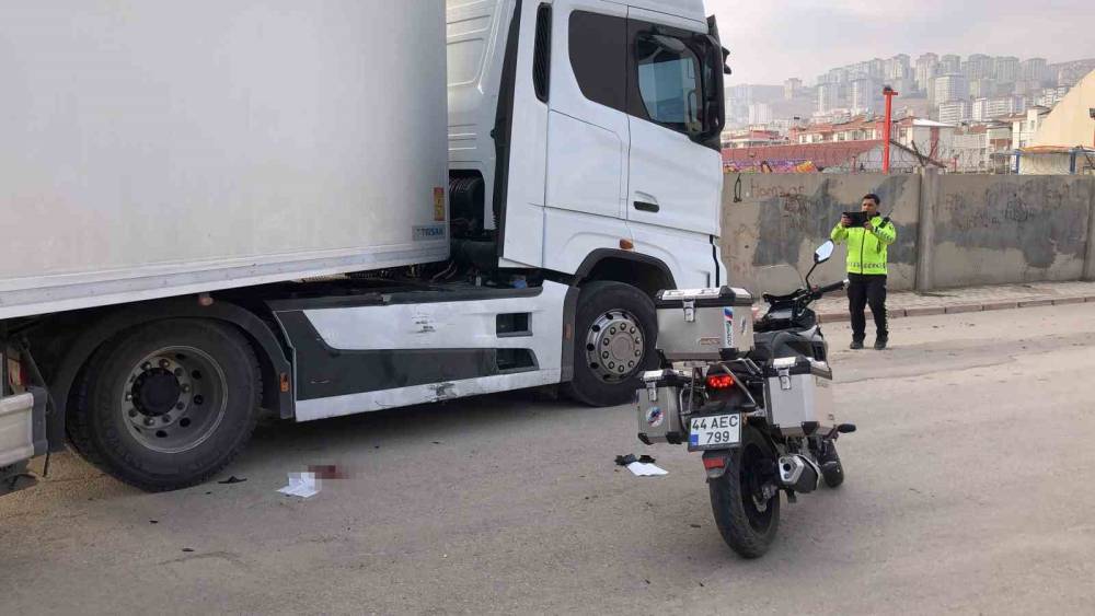 Elazığ’da Tır İle Çarpışan Motosikletli Yaralandı