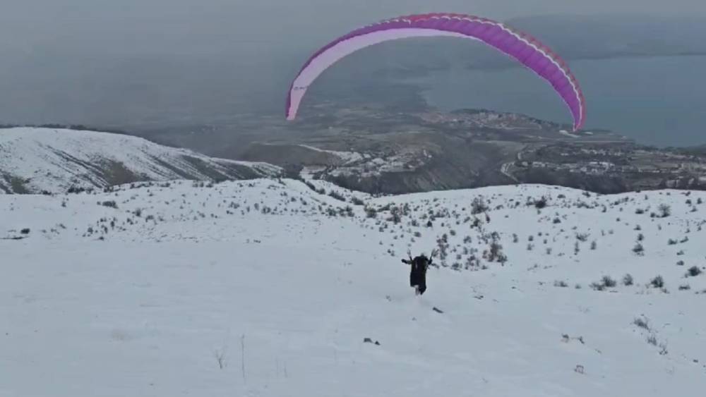 Hazarbaba Dağı’nda Göl Manzarası Eşliğinde Yamaç Paraşütü