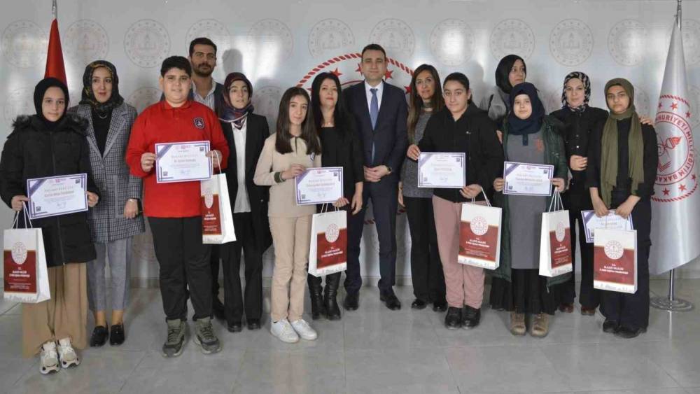 Elazığ’da Dereceye Giren Öğrencilere Ödülleri Verildi