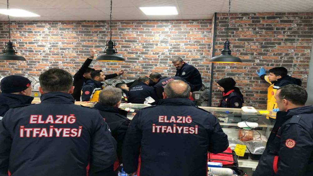 Elini Kıyma Makinesine Kaptıran Market Çalışanını İtfaiye Ekipleri Kurtardı