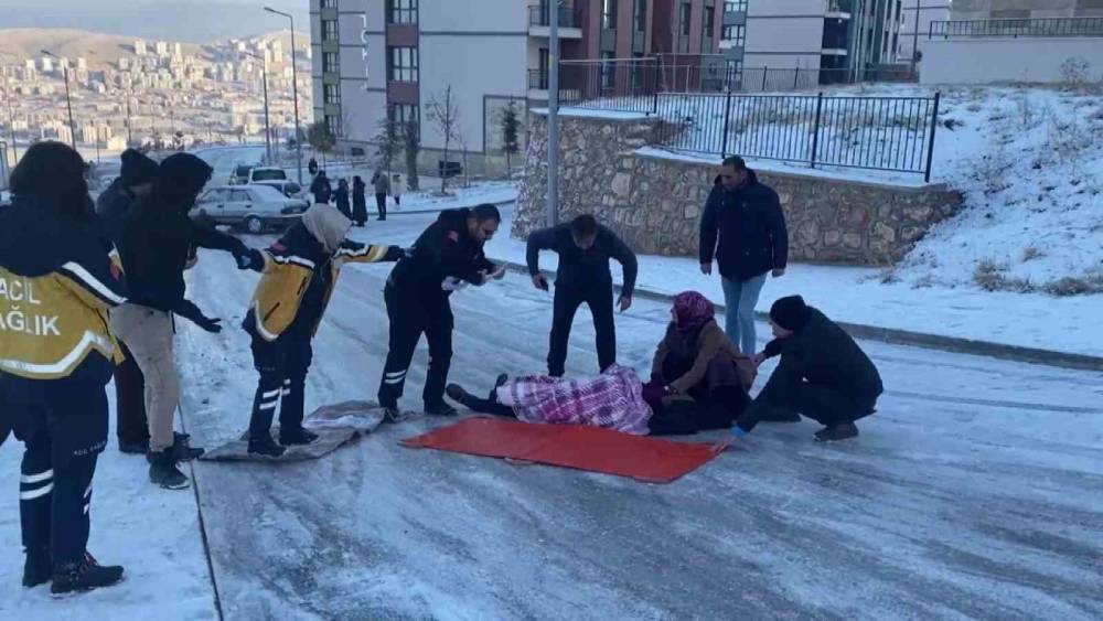 Buzda Düşüp Yaralanan Vatandaşa Ulaşmak İçin İnsan Zinciri Oluşturdular