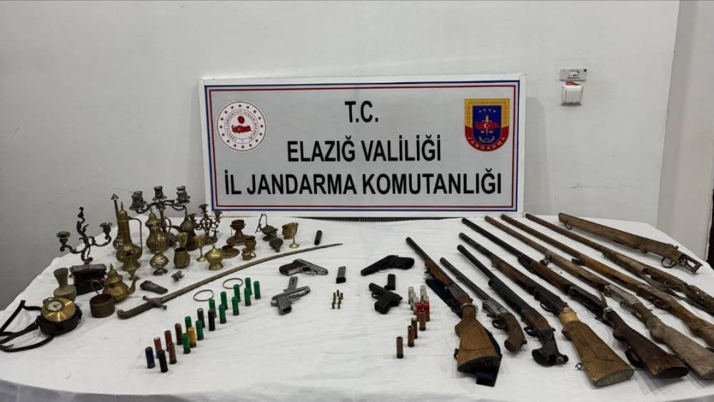 Elazığ’da 12 Adet Ruhsatsız Silah ve 30 Adet Tarihi Obje Ele Geçirildi: 2 Gözaltı