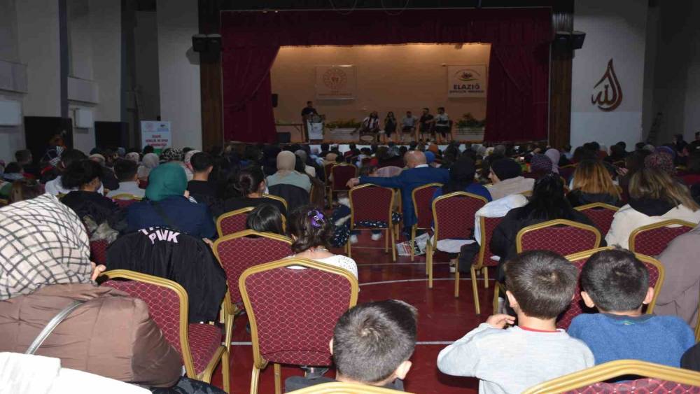 Elazığ’da ‘Güler misin Ağlar mısın’ Adlı Tiyatro Büyük Beğeni Topladı