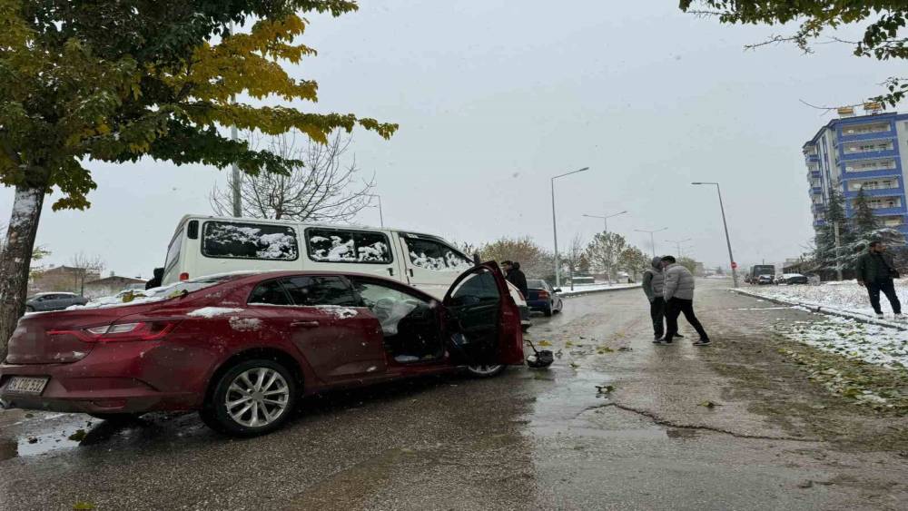 Elazığ’da Transit ile Otomobil Çarpıştı: 3 Yaralı