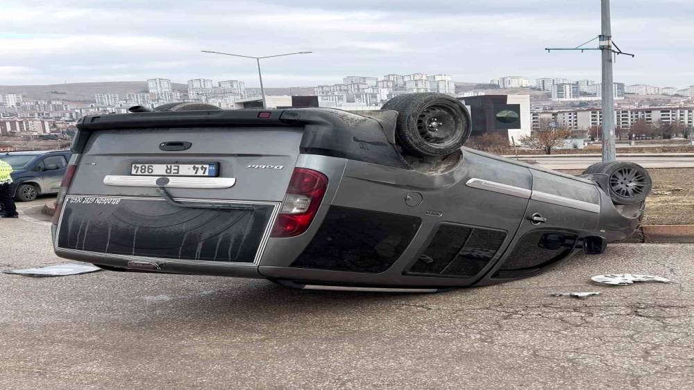 Elazığ’da Otomobil ile Hafif Ticari Araç Çarpıştı, 1 Kişi Yaralandı