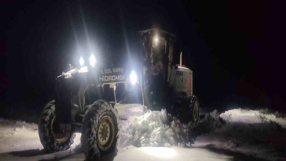 Elazığ’da Ekiplerin Kar Mesaisi Gece de Devam Etti