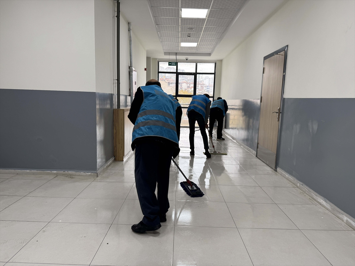 Elazığ'da Deprem Sonrası Okulların Temizliğini Hükümlüler Yapıyor