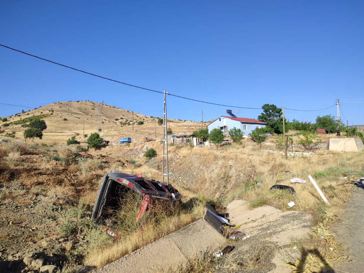 Elazığ'da Hafif Ticari Araç Şarampole Yuvarlandı: 1 Yaralı