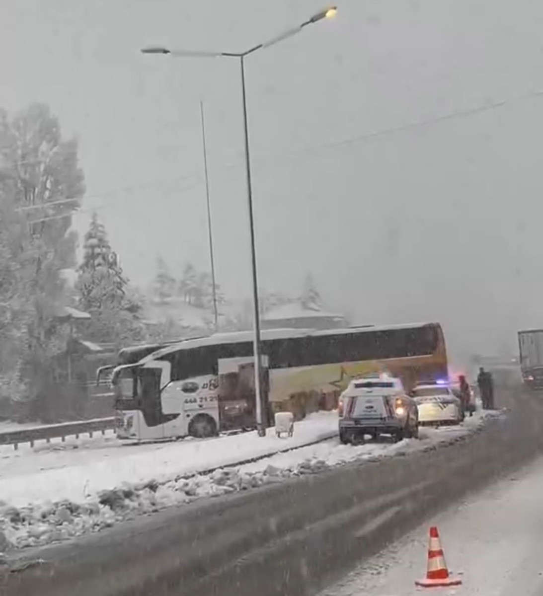 Elazığ’da Yoğun Kar Yağışı Trafiği Felç Etti